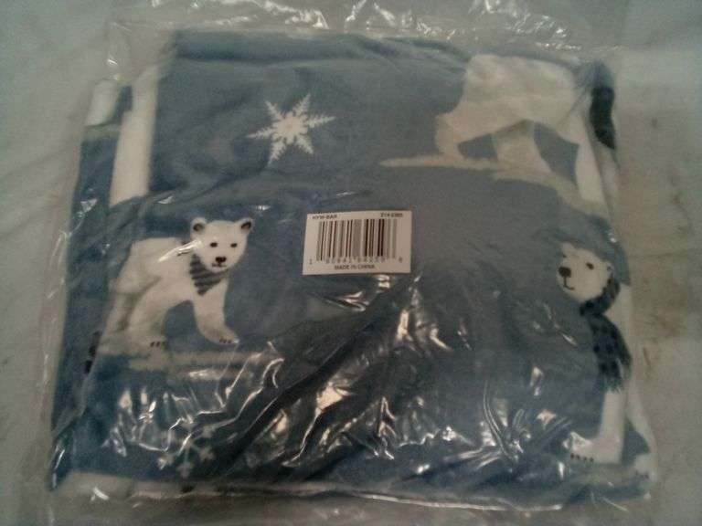 Soft Plush Polar Bears Snowflakes Throw Blanket β Blue/White