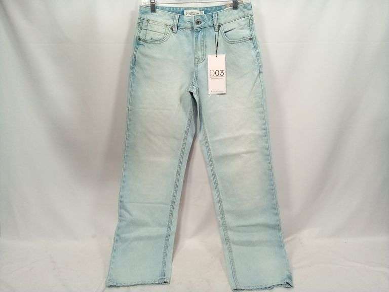 D03 Straight-Leg Low-Rise Jeans – Light Blue Size: 36 Petite (USA 04)