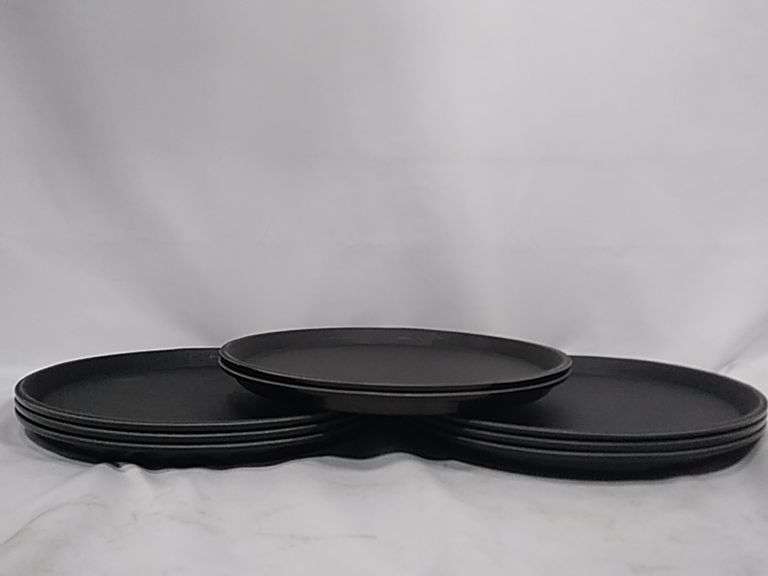 Round Plastic Non-Slip Serving Tray – Black 8 Count